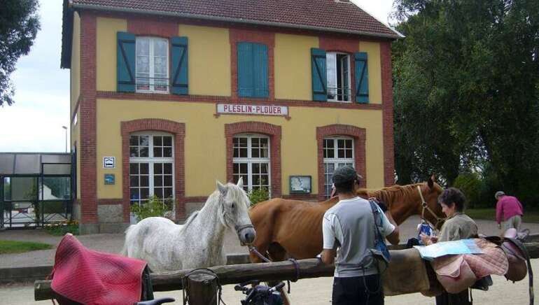 Gîte communal la gare Pleslin 750x562 ©Dinan-Cap Fréhel Tourisme