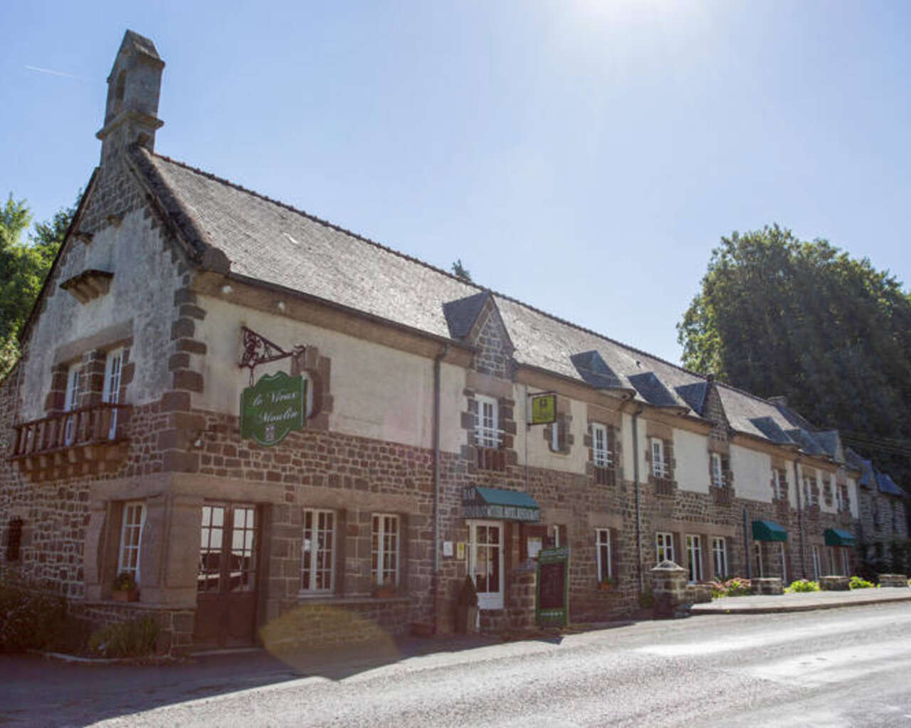 Hostellerie du Vieux Moulin, Hôtels à Hédé-Bazouges