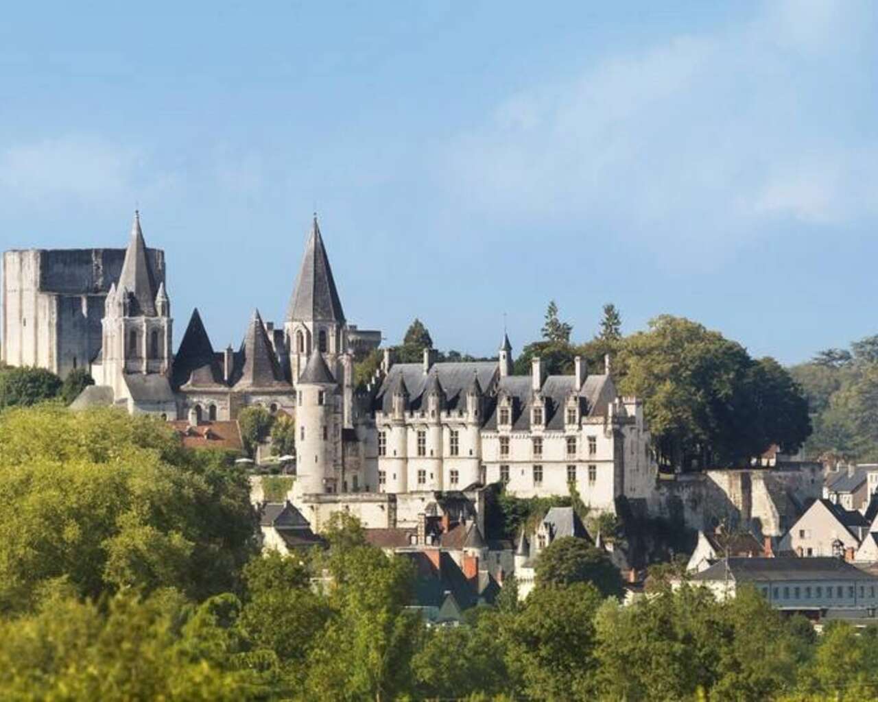 Cité royale de Loches, Sites and historical monuments to Loches